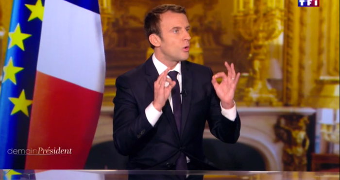 Emanuel Macron flashant le double 666