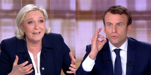 Emmanuel Macron flashant le signe digital 666