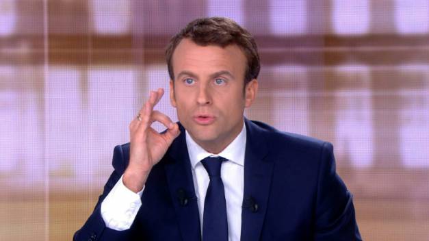 Emmanuel Macron flashant le signe digital 666 face àMarine Le Pen  Capture d'écran TV France2: débat du 4 Mai 2017  