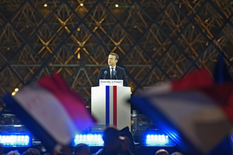 Le nouveau président E. Macron sur fond de losanges  Discours d'E. Macron sur l'esplanade deu Louvre au soir du 7 Mai 2017