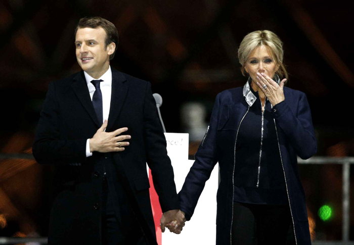 Le "V" de "Victoire" du couple Macron