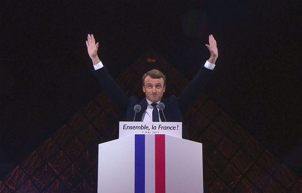 Le nouveau président E. Macron sur fond de losanges  Discours d'E. Macron sur l'esplanade deu Louvre au soir du 7 Mai 2017