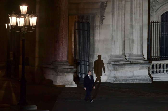 Paris, le 7 mai 2017. Emmanuel Macron, élu président de la République, fait son entrée sur l'Esplanade du Louvre. - Philippe LOPEZ / AFP