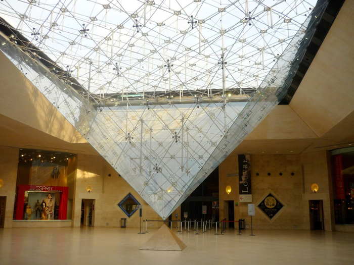 Pyramide de verre et de métal du Louvre inversée