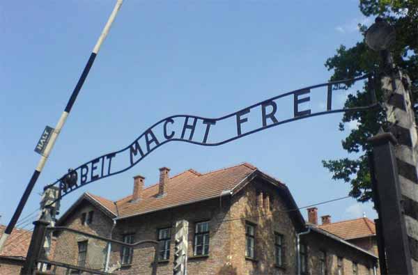 Inscription "en fer forgé "ARBEIT MACHT FREI"  à l'entrée du camp de concentration/extermination d'Auschwitz en Allemagne