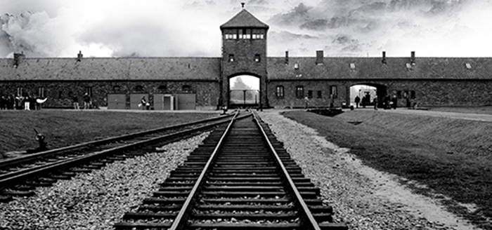 Entrée principale et terminal ferroviaire du camp de concentration/extermination d'Auschwitz en Allemagne