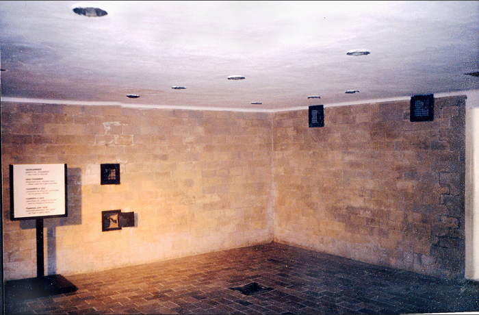 — Chambre à gaz dans le grand crématorium de Dachau —