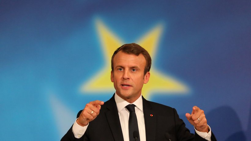 Président Emmanuel Macron sur fond de drapeau Européen