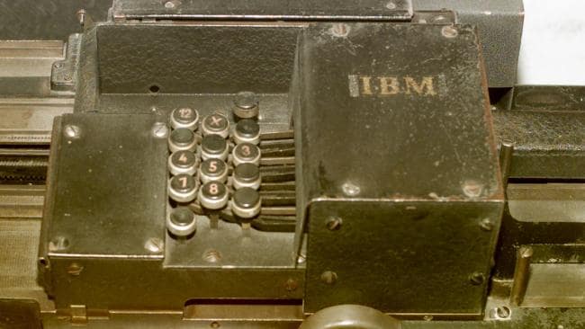 Machine à perforer et à trier IBM