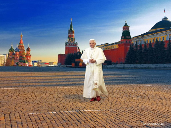 Benoît XVI sur la place rouge