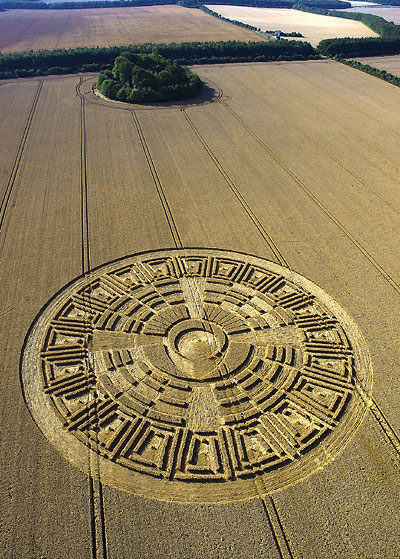 Crop circle: "Dieu au centre de l'univers"