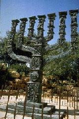 Menorah devant la Knesset à Jérusalem