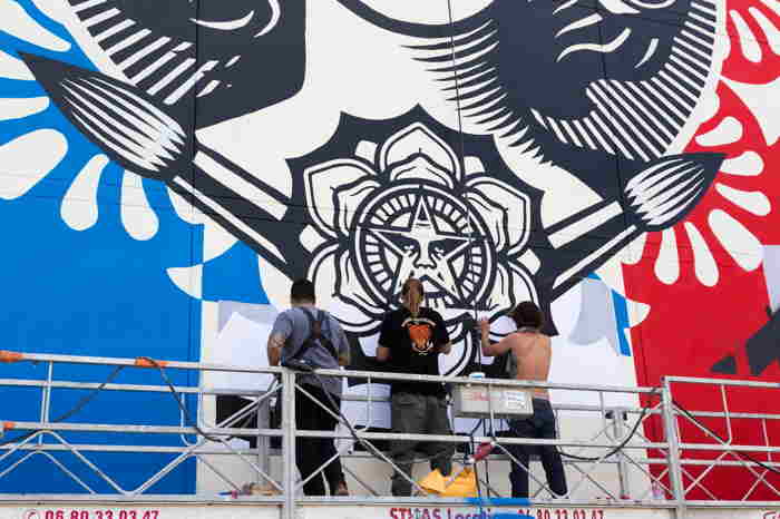Détail en gros-plan de la fresque de S. Fairey