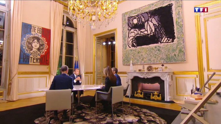 Interview TV dans le bureau Elyséen d'Emmanuel Macron