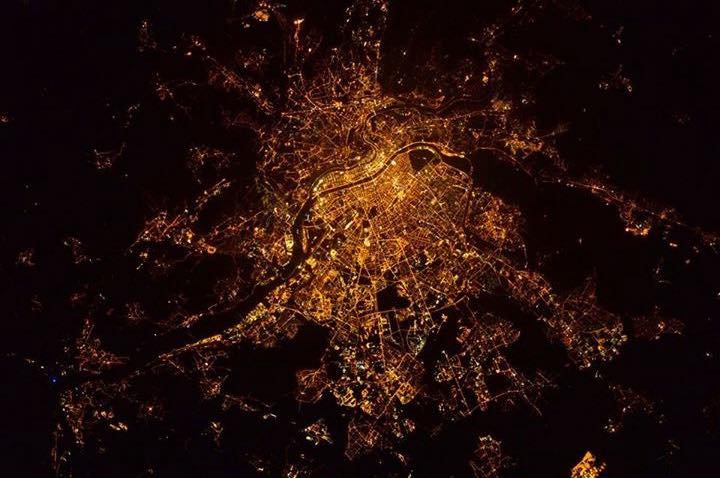 Ville de Lyon photographiée de nuit depuis l'espace apr Thomas Pesquet