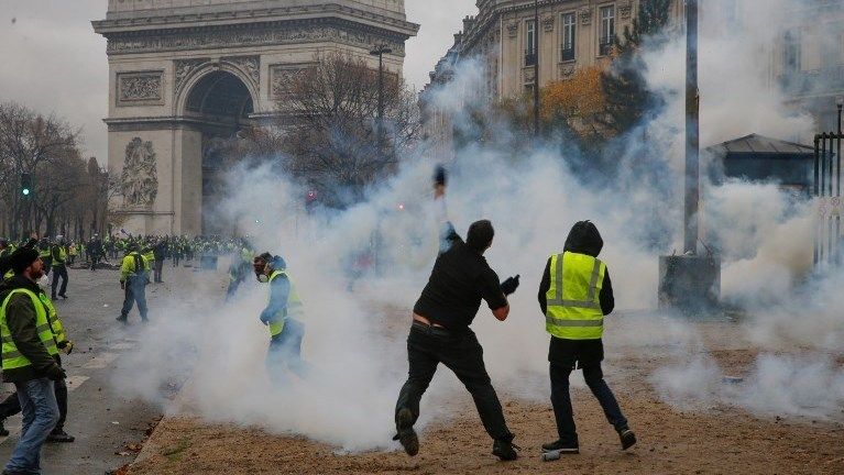 Diffusion de lacrymogènes sur les Champs-Elysées
