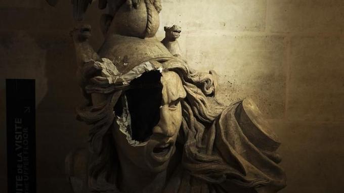 Une partie de La Marseillaise de François Rude saccagée à l'intérieur de l'Arc de triomphe. AP