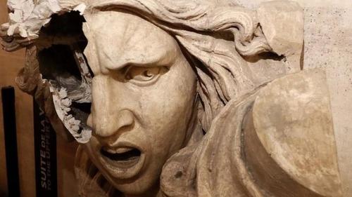 Une partie de La Marseillaise de François Rude saccagée à l'intérieur de l'Arc de triomphe. AP