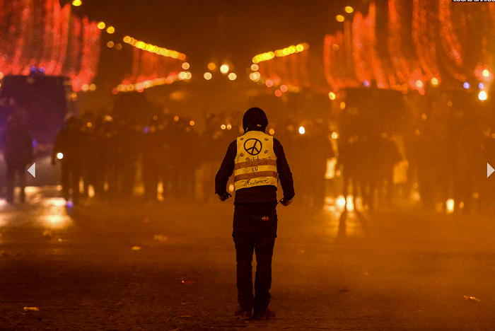 Les GJ fluos, cibles parfaites... surtout de nuit,  pour des snipers enrôlés dans une opération "false flag" ou "fausse bannière"
