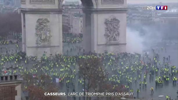 Gilets jaunes autour de l'Arc de Triomphe sur la place Charles-de-Gaulle