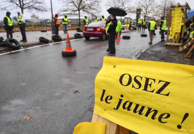 Gilets jaunes au rond-point de Botanic à Varennes-Vauzelles. © Frédéric Lonjon 
