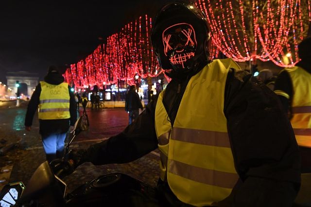 Manifestation des gilets jaunes infiltrée par des casseurs sur les Champs-Elysées  le samedi 24 Novembre 2018