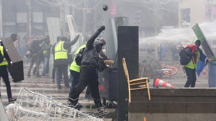 Manifestation des gilets jaunes infiltrée par des casseurs sur les Champs-Elysées  le samedi 24 Novembre 2018