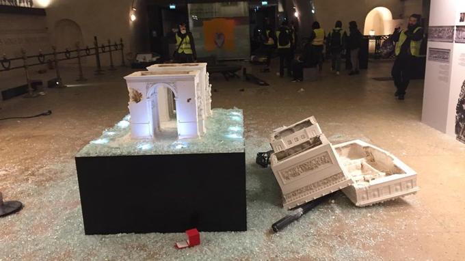 Maquette du monument saccagée à l'intérieur de l'Arc de triomphe