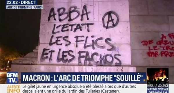 Tags au bas du mur de l'Arc de triomphe.