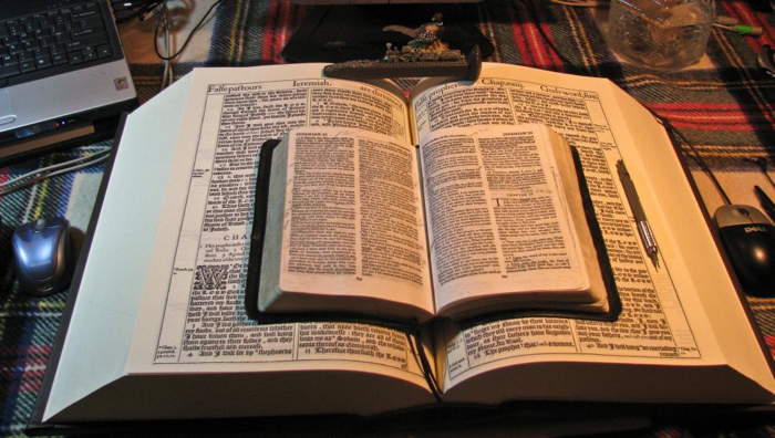Bibles KJV 1611 ouvertes