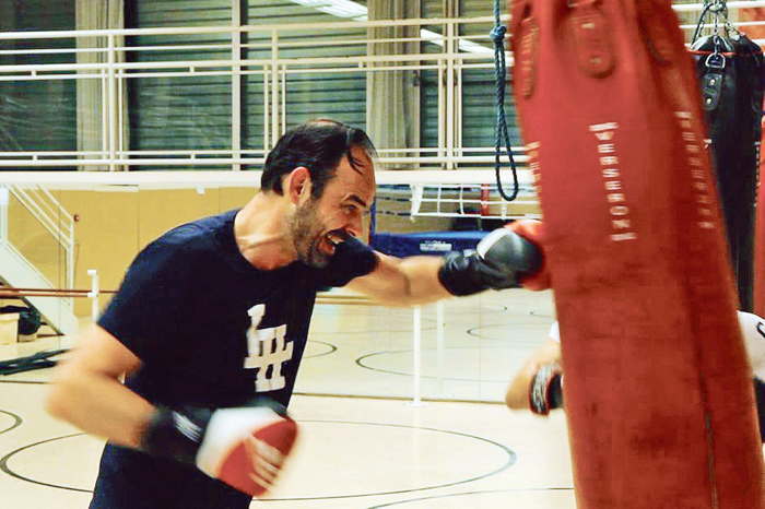 Edouard Philippe frappant un punching-ball