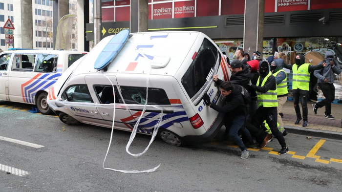 Vandalisme de rue pendant une manifestation Gilets Jaunes
