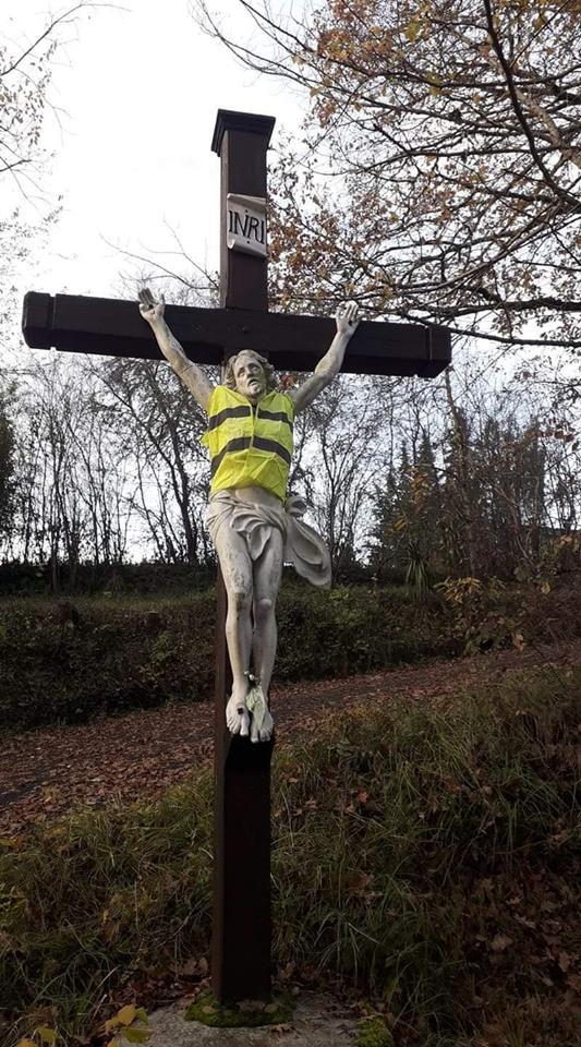 Crucifix revêtu d'un gilet jaune