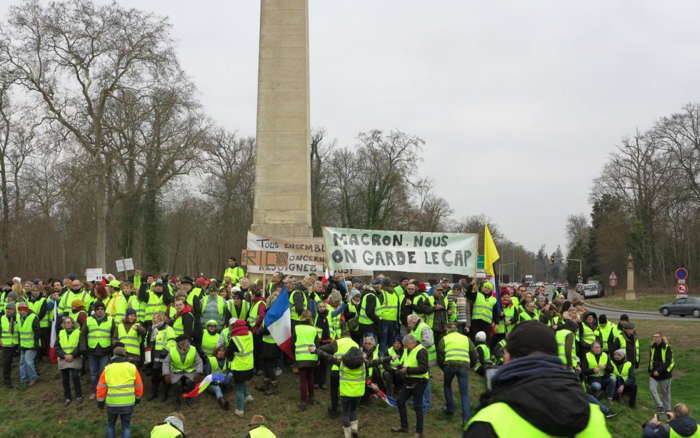 Au moins 300 gilets jaunes ont manifesté dans Fontainebleau   après s’être retrouvés au rond-point de l’Obélisque pour manger une choucroute. 