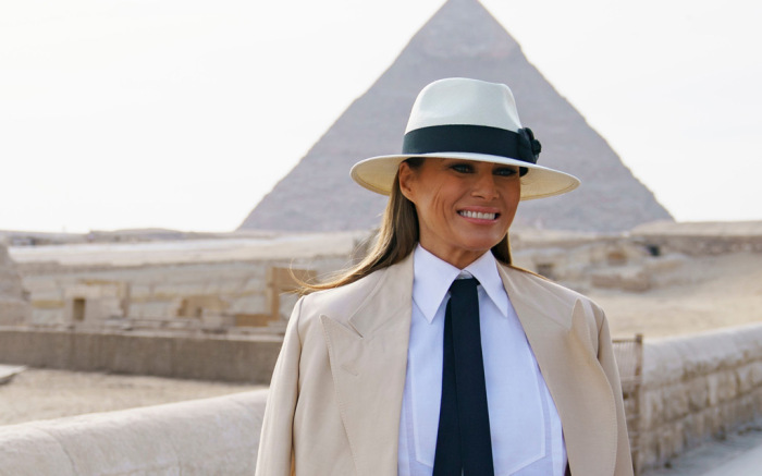 Mélanie Trump devant les pyramides le 6 Octobre 2018