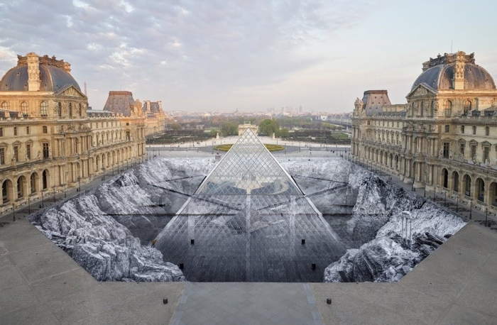 La Pyramide surgissant par anamorphose de ses fondements