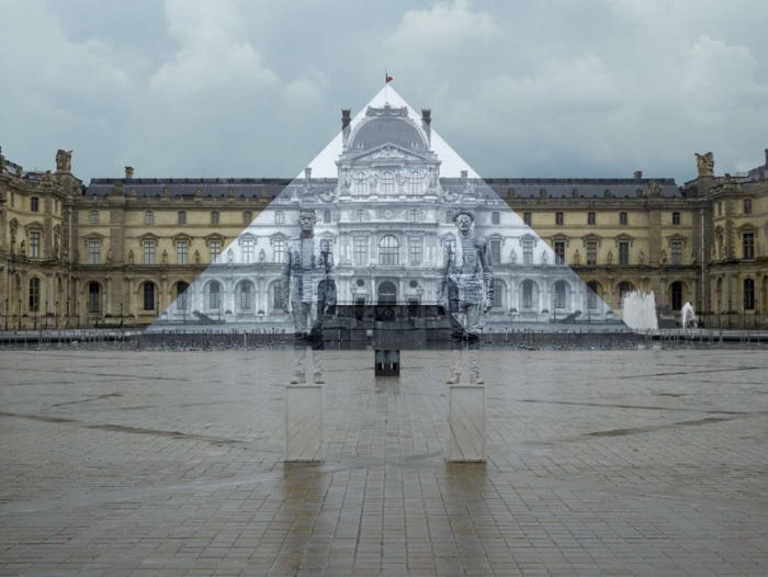 JR et Li Bolin en trompe l'œil devant la pyramide du Louvre en trompe-l'œil