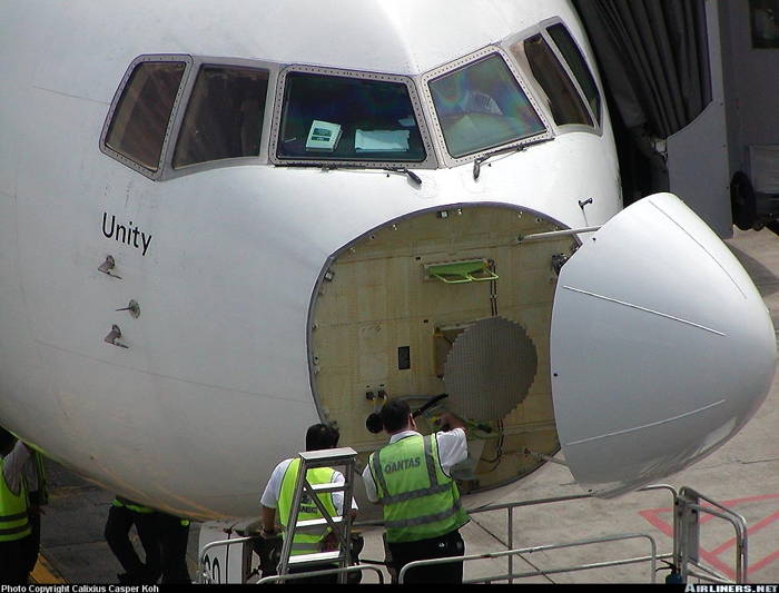 Maintenance de l'instrumentation radar cachée derrière un nez d'avion