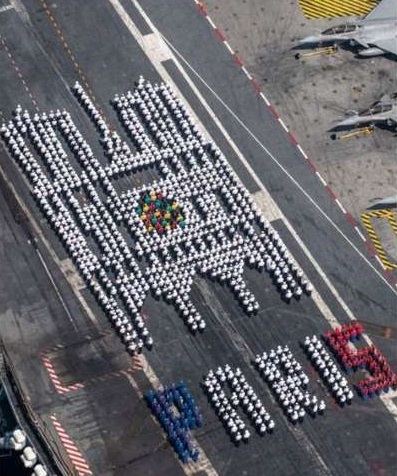 Hommage original des marins du porte-avions Charles de Gaulle à Notre-Dame de Paris (twitter)