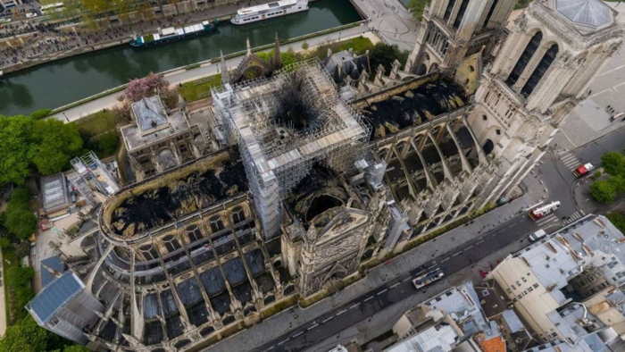 Cathédrale ["Notre" Dame] de Paris survolée par un drone au lendemain de l'incendie