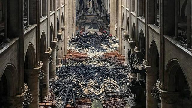 Spectacle de désolation après le terrible incendie qui a ravagé la cathédrale ["Notre" Dame] de Paris