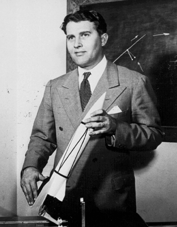 W. Von Braun posant avec une maquette de fusée