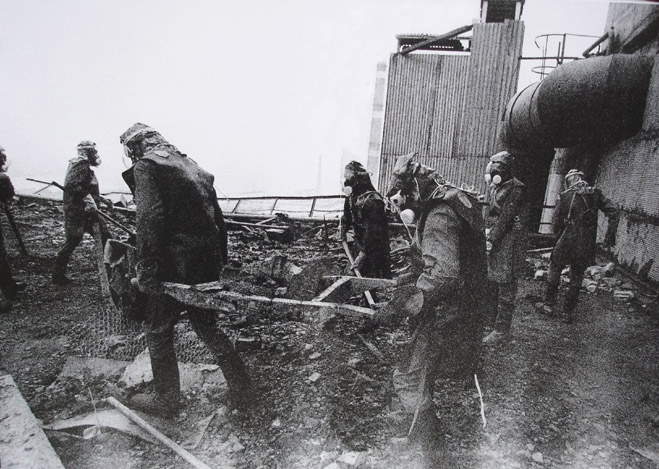 Evacuation de graphite sur le toit du réacteur n°4 de Tchernobyl 