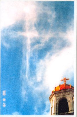 Croix lumineue dans le ciel