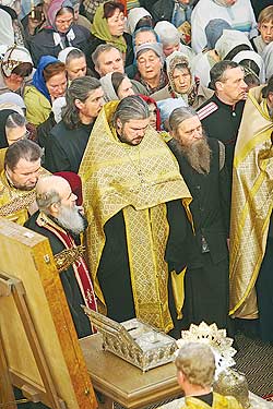 Foule autour de la relique; main de Marie Madeleine