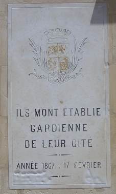 - Plaque commémorative - parvis de l'Eglise Saint Laurent à Salon de Provence -
