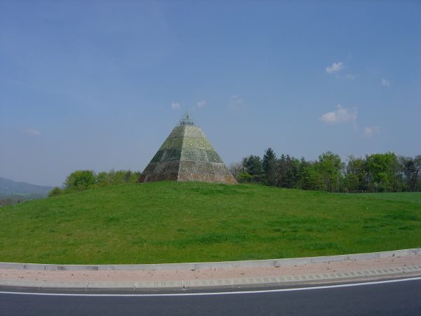 Pyramide sur rond-point