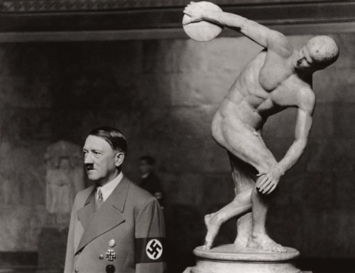 Hitler devant statue