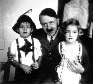 Hitler photographié avec deux  enfants