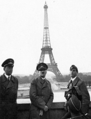 Hitler devant la tour Eiffel